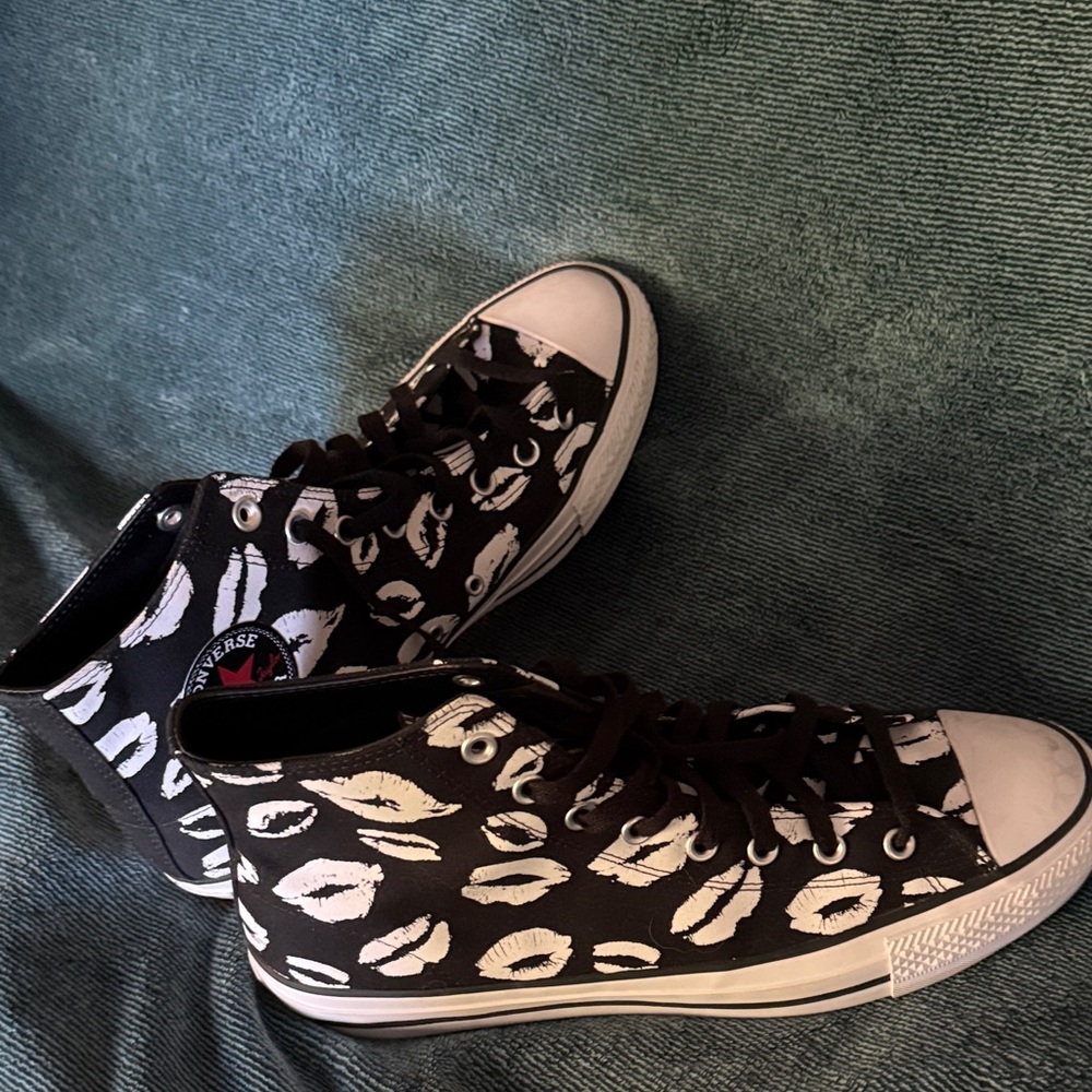 Converse Women's Black and White Lip Print Sneakers